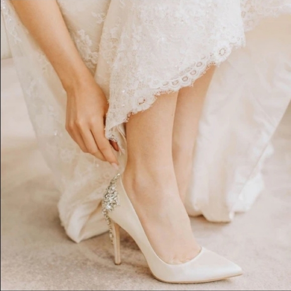 SOLD - - Badgley Mischka "Gorgeous" heels/Pumps Colour Ivory Size 6 - Picture 3 of 15